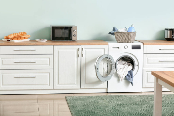 Interior de la cocina con lavadora moderna - Foto, imagen