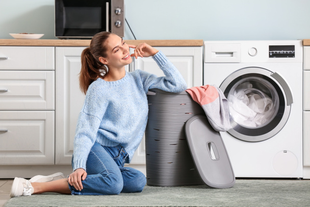 jeune femme faisant la lessive à la maison - Photo, image