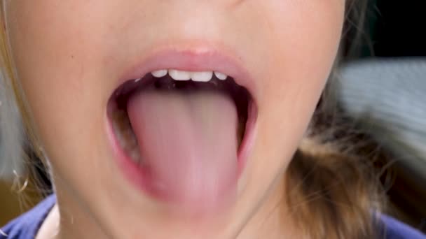 Lindo niño niña muestra la garganta con lengua
 - Metraje, vídeo