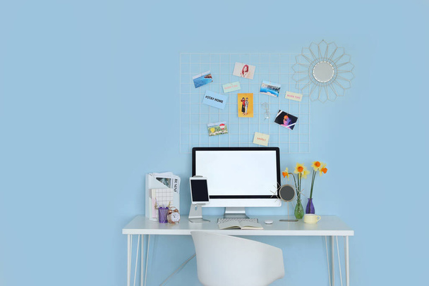 Moderní pracoviště s počítačem na pokoji - Fotografie, Obrázek