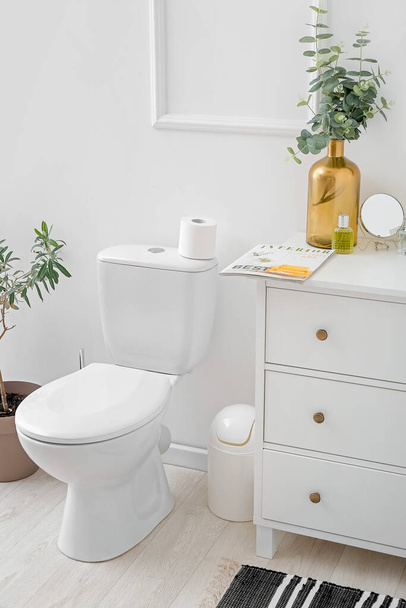 Toilet kom in interieur van licht moderne badkamer - Foto, afbeelding