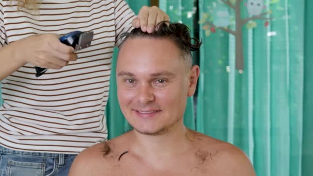 コロナウイルスの流行中に隔離と自己分離に男性の髪をカット - 映像、動画