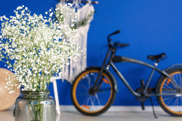 Βάζο με όμορφα λουλούδια στο μοντέρνο δωμάτιο - Φωτογραφία, εικόνα