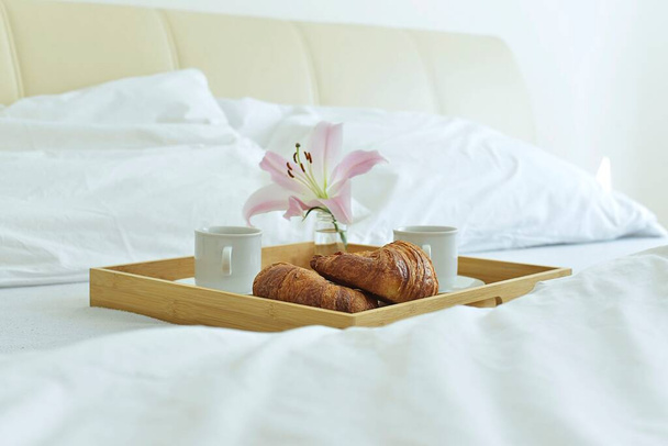 édes reggeli croissant az ágyba - Fotó, kép