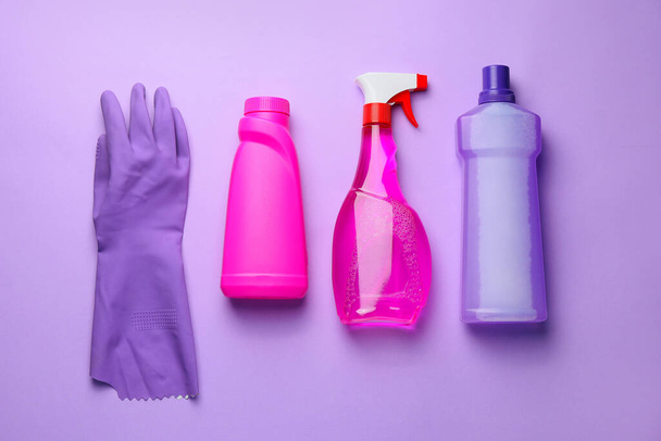 Set di prodotti per la pulizia su sfondo a colori - Foto, immagini