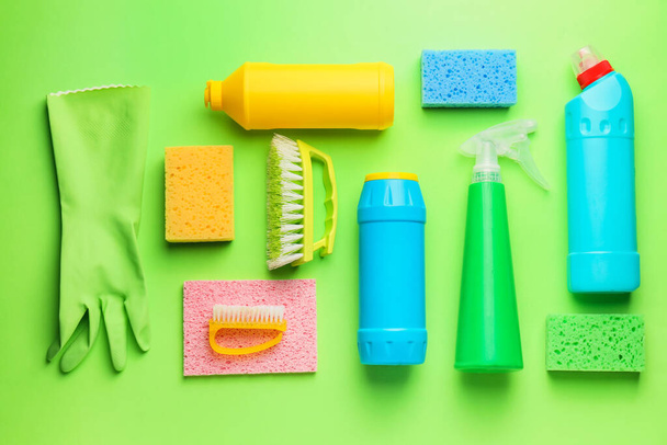 Set Reinigungsmittel auf farbigem Hintergrund - Foto, Bild