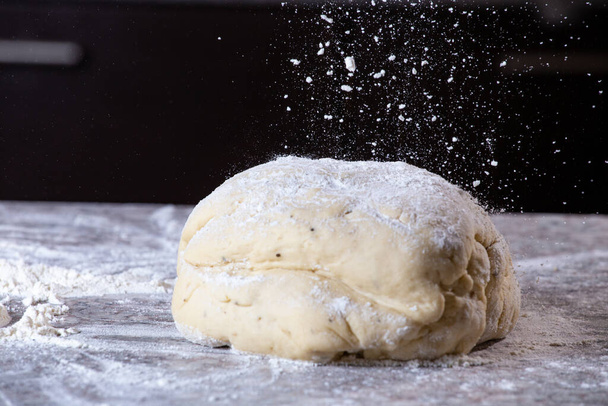 Fille en blanc faire la pâte à pizza sur la cuisine
 - Photo, image