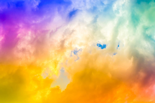 nubes de fantasía, mucha luz de color en las nubes de humo
 - Foto, imagen