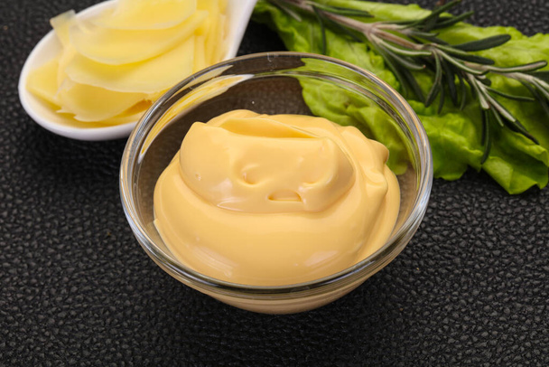 Сырный соус в миске нарезанный пармезан - Фото, изображение