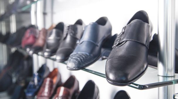 Elegantes zapatos masculinos de cuero en la tienda. - Foto, imagen