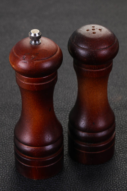 Dřevěné pepř a sůl mlýnek na stůl - Fotografie, Obrázek