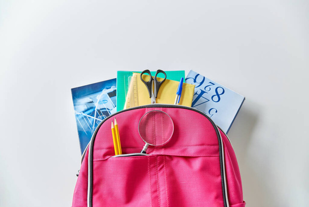 Sırt çantası, kitaplar ve okul malzemeleri. - Fotoğraf, Görsel