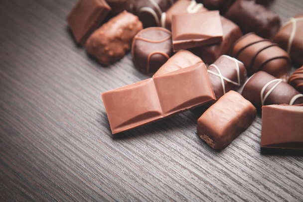 Çikolatalı şekerler. Tatlı yemek. Arkaplan - Fotoğraf, Görsel