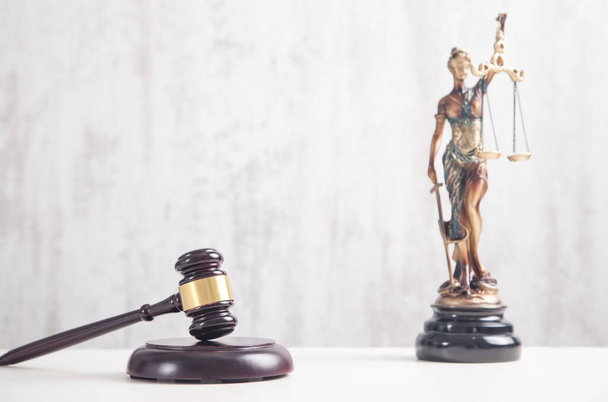  Статуя леди юстиции и молотка. Право и право  - Фото, изображение