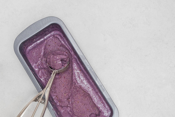 Εύκολο σπιτικό παγωτό βατόμουρο με μεταλλική κουτάλα - Φωτογραφία, εικόνα