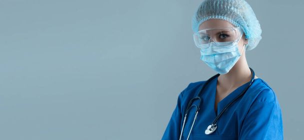 Профессиональный медик в защитном костюме. Медсестра, хирург, врач или парамедик в синей форме. Концепция неотложной медицинской помощи
. - Фото, изображение