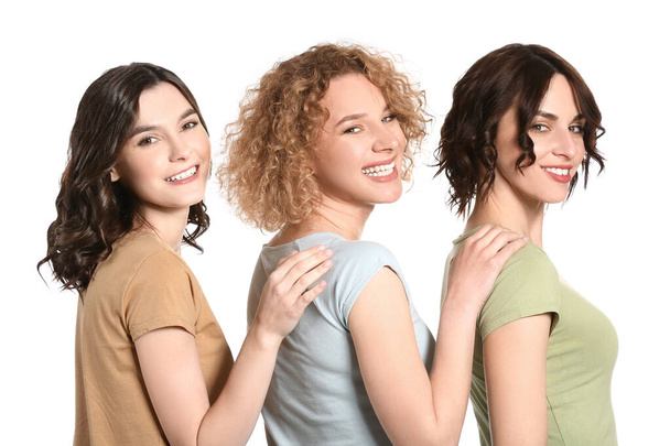 Νεαρές γυναίκες με όμορφα κοντά μαλλιά σε λευκό φόντο - Φωτογραφία, εικόνα
