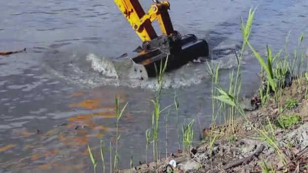 掘削機浚渫船は浚渫、川、運河、堆積物の深化と除去、水路の泥です。. - 映像、動画