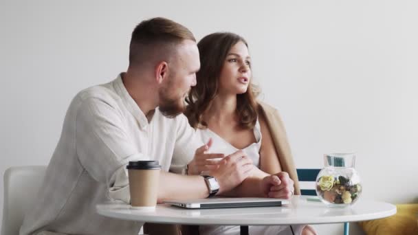 Ευτυχισμένο νεαρό οικογενειακό ζευγάρι που μιλάει στο σπίτι - Πλάνα, βίντεο