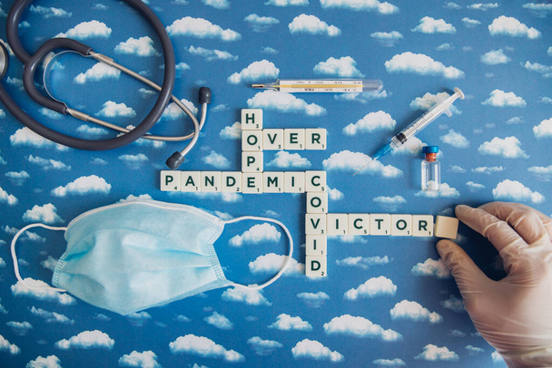 Pandemik salgınla ilgili harflerle dolu bir masa oyunu. Covid-19 bittiğinde zafer temalı resim.  - Fotoğraf, Görsel