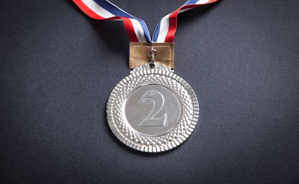 medalla de plata sobre fondo negro. - Foto, Imagen