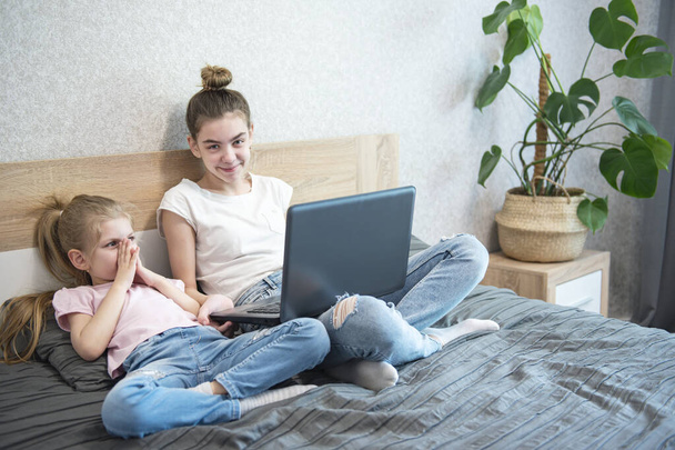 Les écolières étudient à la maison à l'aide d'un ordinateur portable. Reste à la maison. Éducation en ligne, éducation à domicile, concept de quarantaine
 - Photo, image
