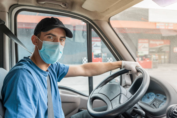 Coronavirus. Deliver man with protective mask and rubber gloves make delivery service. Delivery service under quarantine, disease outbreak, coronavirus pandemic conditions. Transportation. Heroes.  - Fotoğraf, Görsel