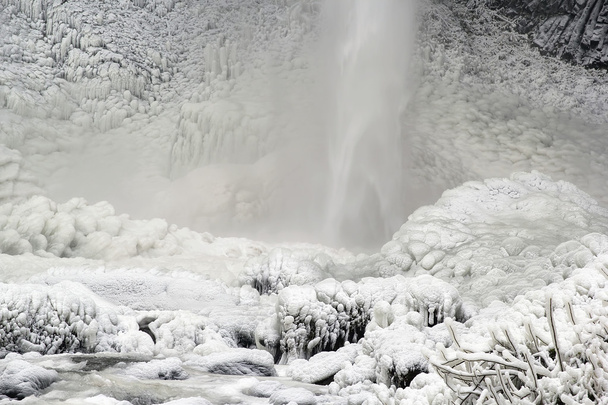 Base of Latourell Falls Frozen in Winter Closeup - Foto, imagen