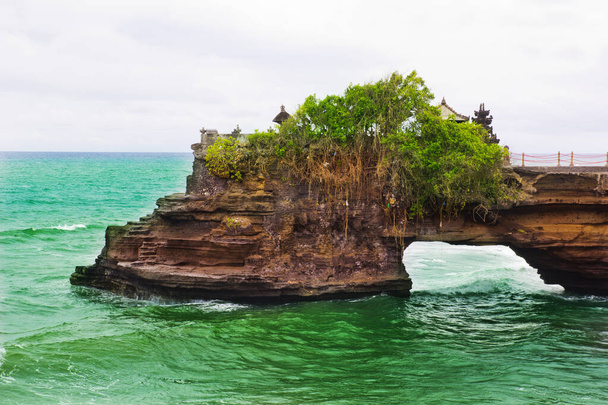 Tanah Lot Ναός στη θάλασσα στο νησί Μπαλί της Ινδονησίας.. - Φωτογραφία, εικόνα