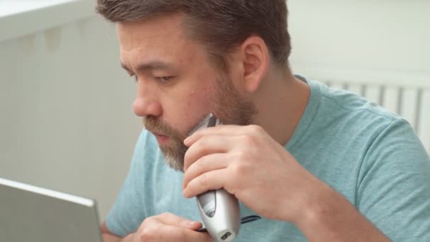 Man makes haircut of beard razor at home. - Footage, Video