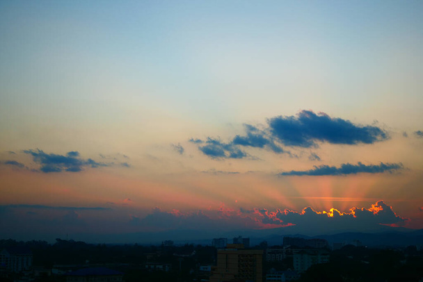 街の上の夕日の空の太陽の光線 - 写真・画像