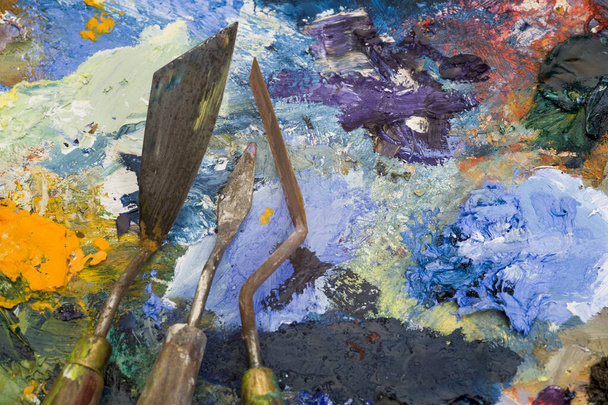 Dobře používaní umělci paletové nože na pestrobarevné paletě - Fotografie, Obrázek