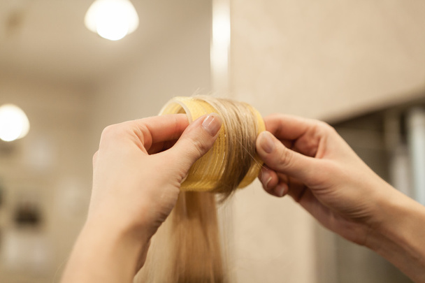 coiffeur donnant une nouvelle coupe de cheveux à la cliente
 - Photo, image
