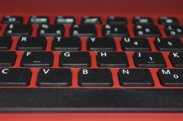 piros laptop billentyűzet, közelkép - Fotó, kép