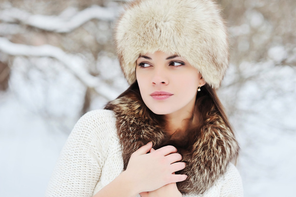 屋外ファッション冬でかなり若い女の子の肖像 - 写真・画像
