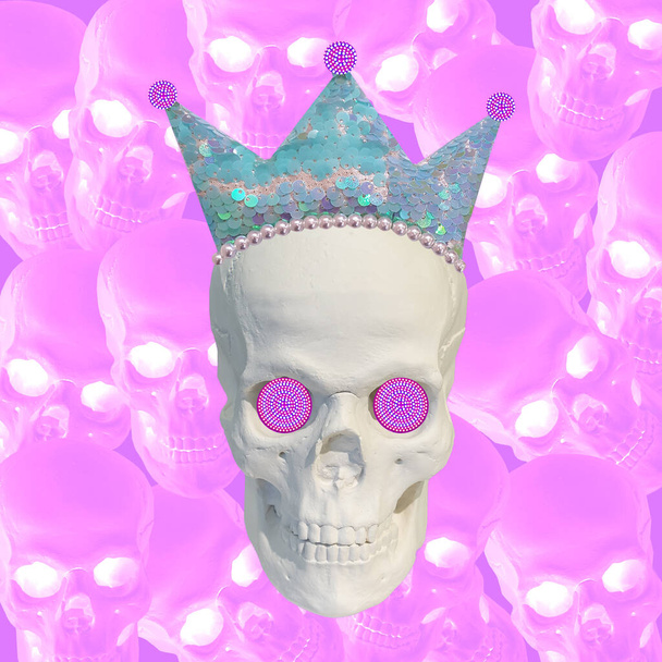 Collage de arte moderno. Escultura de un cráneo con una corona en el fondo de un gran número de cráneos. Concepto de virus Corona. Brote de Coronavirus. pandemia mundial
 - Foto, Imagen