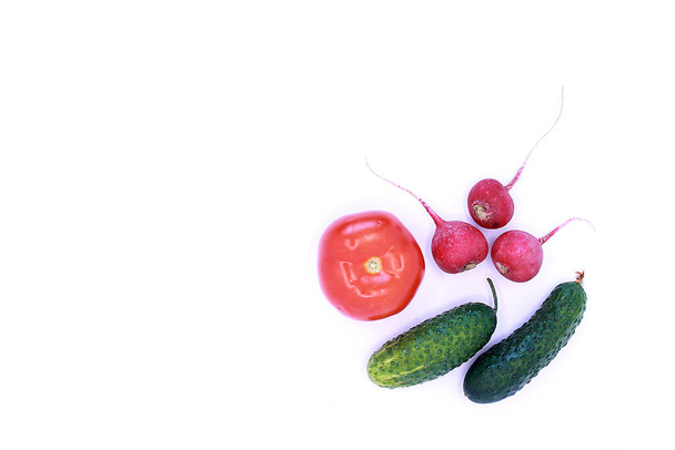 Pomidor, rzodkiewka i ogórki na białym tle, zbliżenie - Zdjęcie, obraz