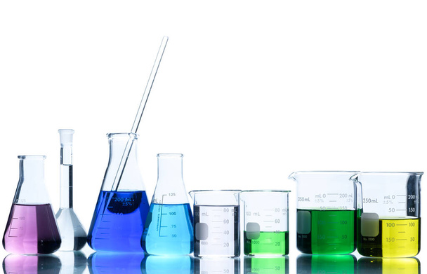 Wyroby laboratoryjne szklane z cieczami o różnych kolorach, Kolby i zlewka pomiarowa do eksperymentu naukowego w laboratorium izolowanym na białym tle i ścieżce wycinania, Wyposażenie naukowe - Zdjęcie, obraz