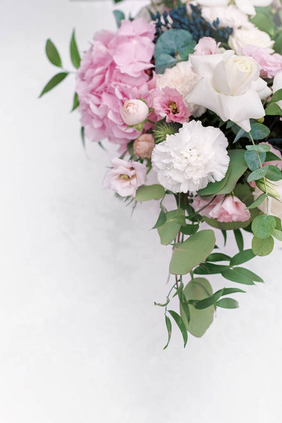 Оригінальна весільна флористика крупним планом. Весільний квітковий букет доповнюється трояндовою гортензією, трояндами та зеленню. Квітковий фон. Шаблон вітальних листівок. День матері
 - Фото, зображення