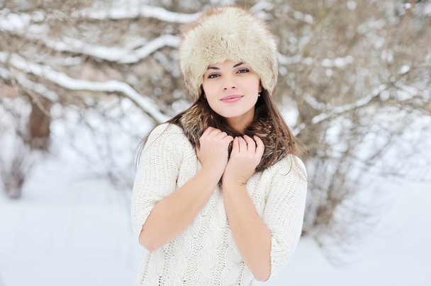 sneeuw winter vrouw portret buitenshuis. besneeuwde witte winterdag - Foto, afbeelding