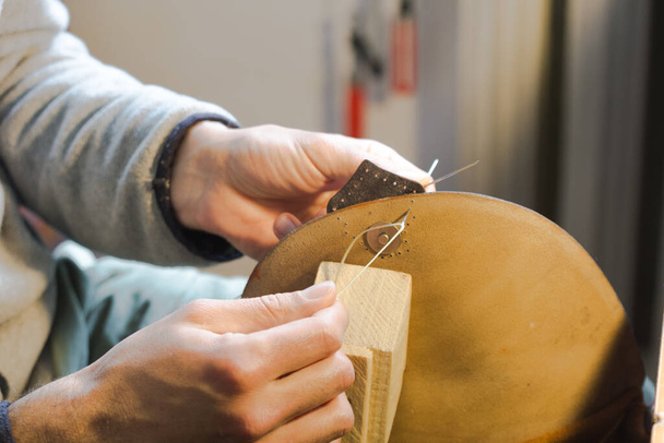Artigianato artigianale processo di cucito borsa in pelle. Colla che lavora con cuoio - Foto, immagini
