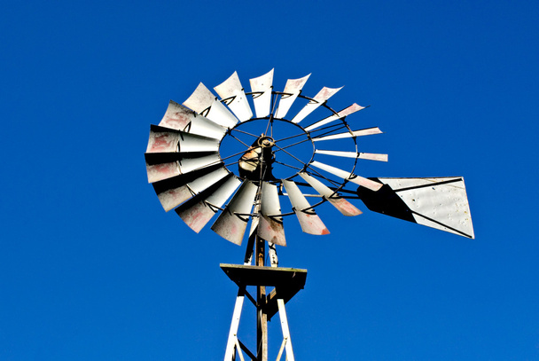Westen kovových větrný mlýn na obloze - Fotografie, Obrázek
