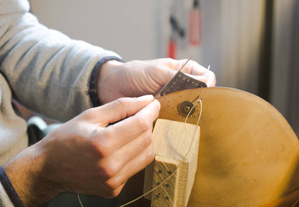 Fait à la main sac en cuir processus de couture. Colle de travail avec le cuir
 - Photo, image