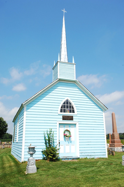 Una iglesia de madera azul
. - Foto, imagen