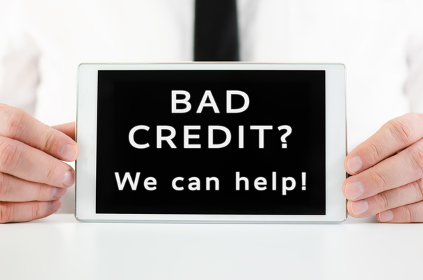 Бизнесмен держит планшет с подписью Bad Credit Мы можем помочь поощрить людей получить рефинансирование
 - Фото, изображение