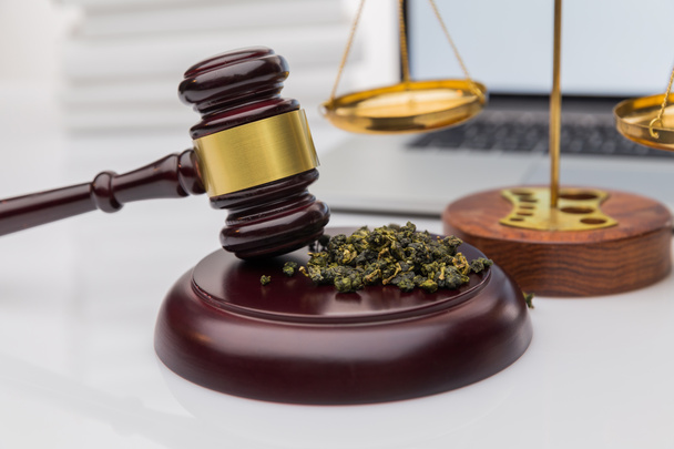 Martello giudice in legno con blocco sonoro sullo sfondo specchio nero - Legalità della cannabis, cannabis legale e illegale nel mondo
. - Foto, immagini