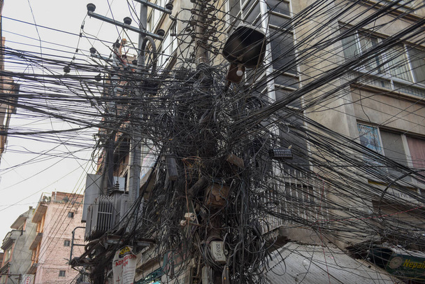 ネパールのカトマンズにおける絡み合う電線の多さ - 写真・画像