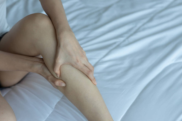 les femmes retardent la douleur sur le lit dans la chambre à coucher le matin.
. - Photo, image