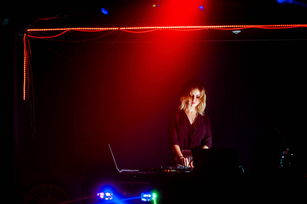 belle fille travaille comme DJ dans un club - Photo, image