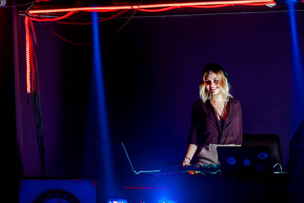 hermosa chica trabaja como DJ en un club - Foto, imagen